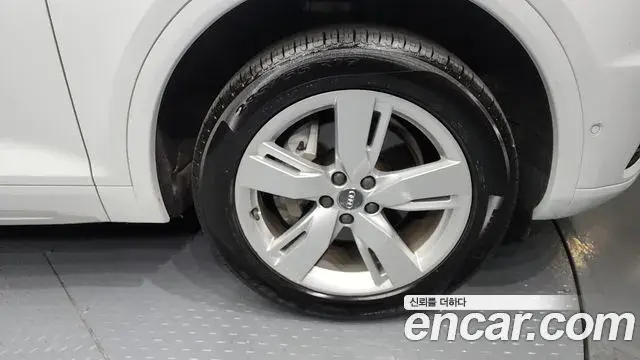 Audi Q5 2020 — Photo 8/20
