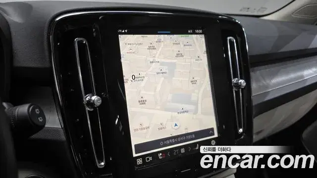 Volvo XC40 2024 — ფოტო 8/20