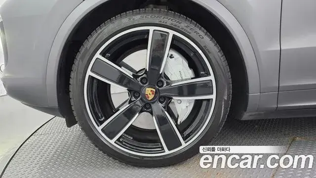 Porsche Cayenne 2020 — ფოტო 15/20