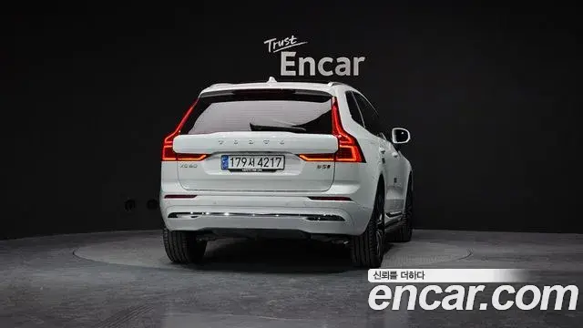 Volvo XC60 2023 — ფოტო 13/20