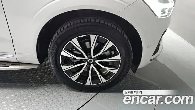 Volvo XC60 2023 — ფოტო 14/20