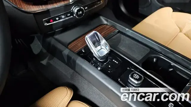 Volvo XC60 2023 — ფოტო 7/20