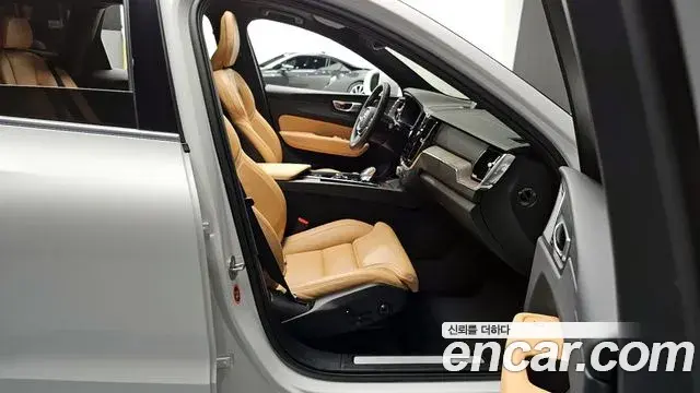 Volvo XC60 2023 — ფოტო 16/20