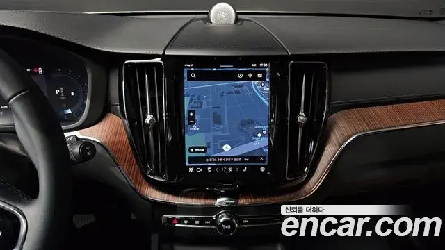 Volvo XC60 2023 — ფოტო 5/20