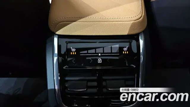 Volvo XC60 2023 — ფოტო 11/20