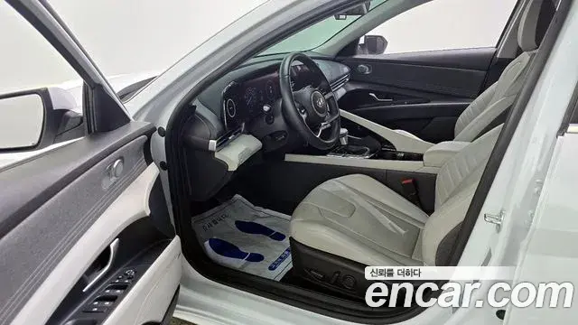 Hyundai The New Avante Hybrid 2021 — Photo 15/20