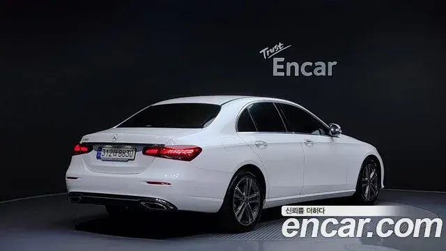 Mercedes-Benz E-Class 2023 — Şəkil 18/20