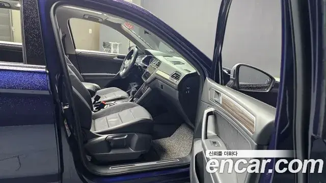 Volkswagen Tiguan Allspace 2023 — Фото 12/20