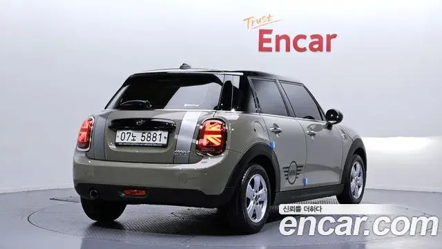 Mini Cooper 2019 — Photo 2/20