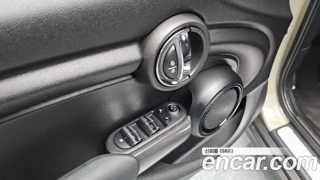 Mini Cooper 2019 — Photo 12/20