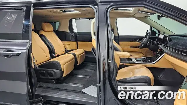 Kia Carnival 2021 — ფოტო 18/20