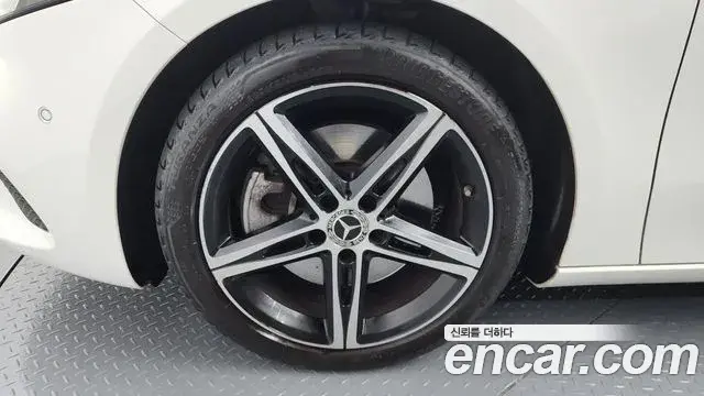 Mercedes-Benz A-Class 2020 — Photo 3/20