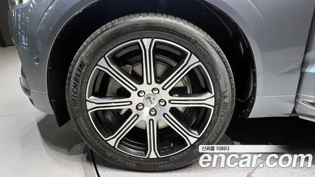 Volvo XC60 2018 — Photo 2/20