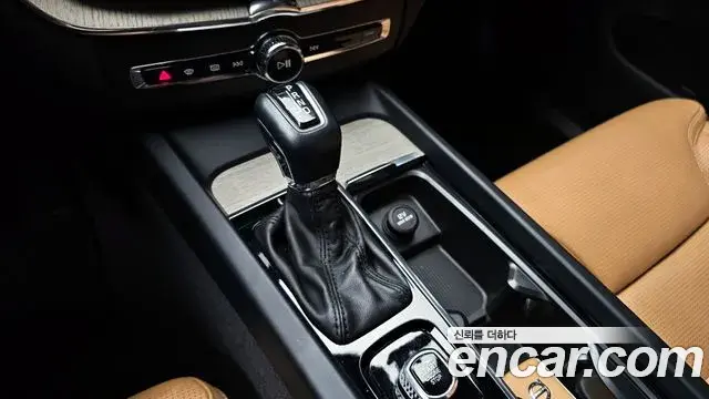 Volvo XC60 2018 — Photo 17/20