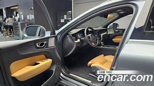 Volvo XC60 2018 — Photo 18/20