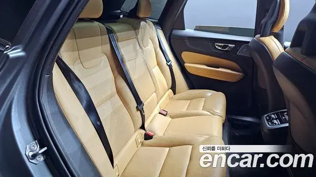 Volvo XC60 2018 — Photo 9/20