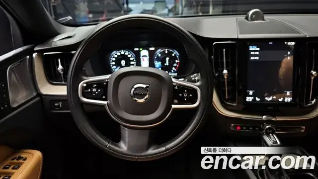 Volvo XC60 2018 — Photo 16/20
