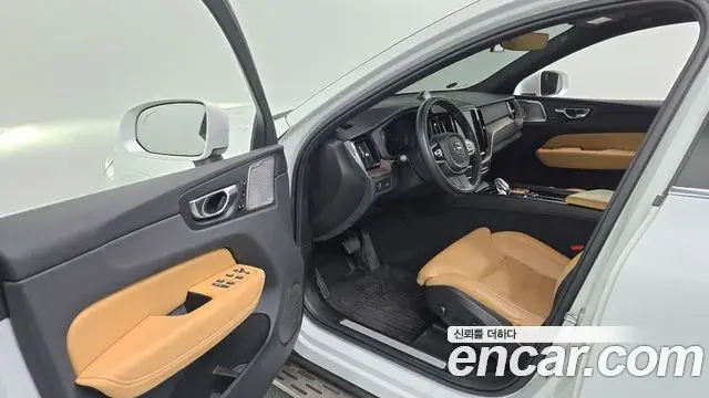 Volvo XC60 2022 — Photo 18/20