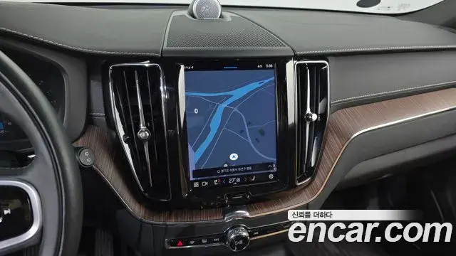 Volvo XC60 2022 — Photo 11/20