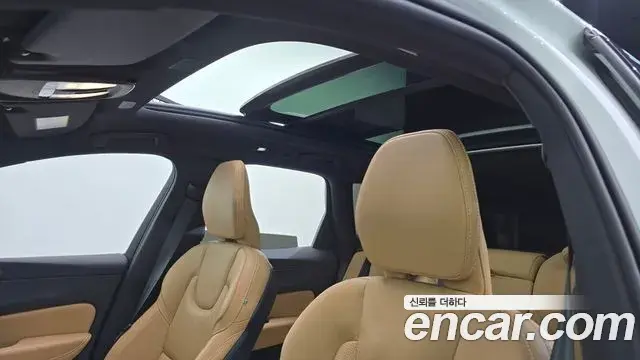 Volvo XC60 2022 — Photo 12/20