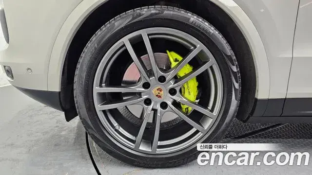 Porsche Cayenne 2021 — Photo 8/20