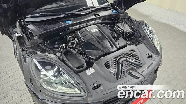 Porsche Macan 2022 — ფოტო 8/20