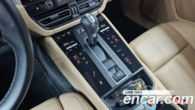 Porsche Macan 2022 — ფოტო 13/20