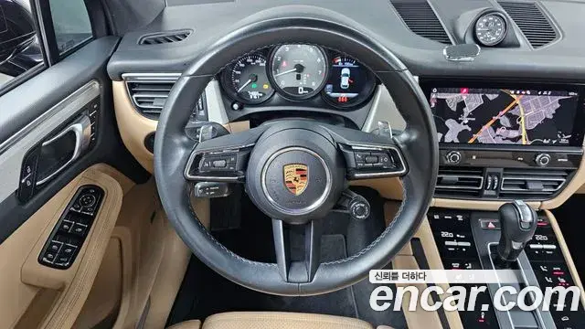 Porsche Macan 2022 — ფოტო 14/20