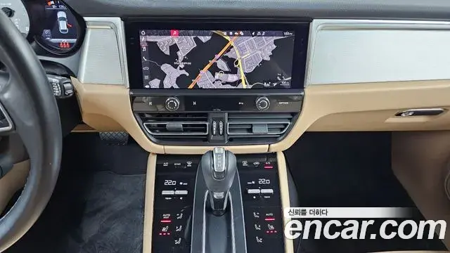 Porsche Macan 2022 — ფოტო 16/20