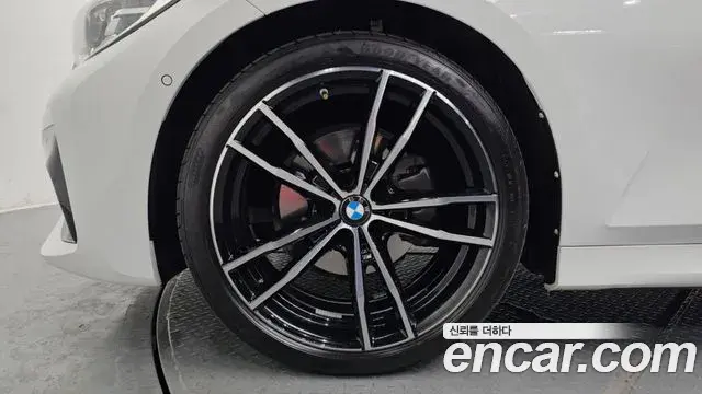 BMW 3 Series 2022 — ფოტო 17/20