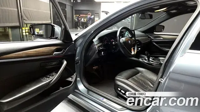 BMW 5 Series 2018 — Photo 17/20