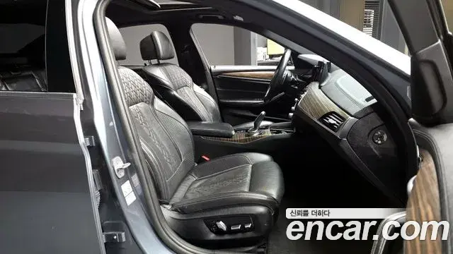 BMW 5 Series 2018 — Photo 16/20