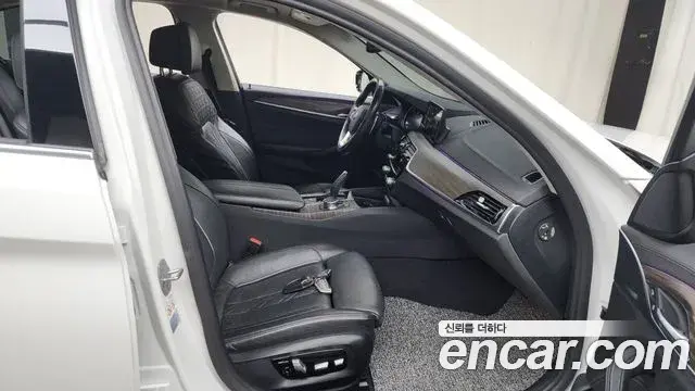 BMW 5 Series 2018 — Photo 16/20