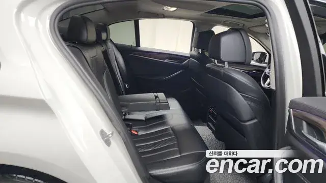 BMW 5 Series 2018 — Photo 13/20