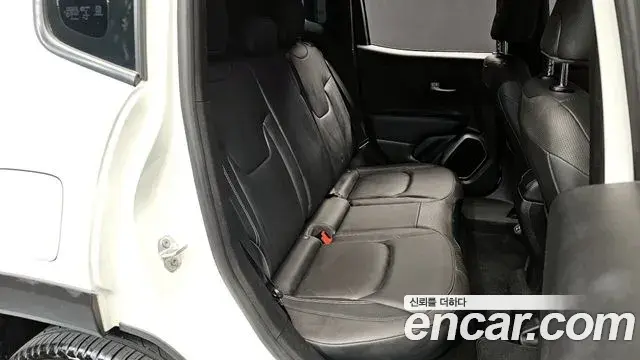 Jeep Renegade 2019 — Фото 12/20