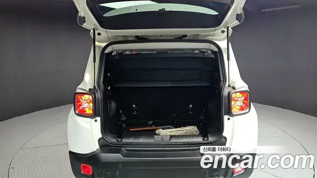 Jeep Renegade 2019 — Фото 20/20