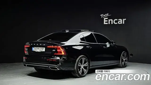 Volvo S60 2022 — ფოტო 9/20
