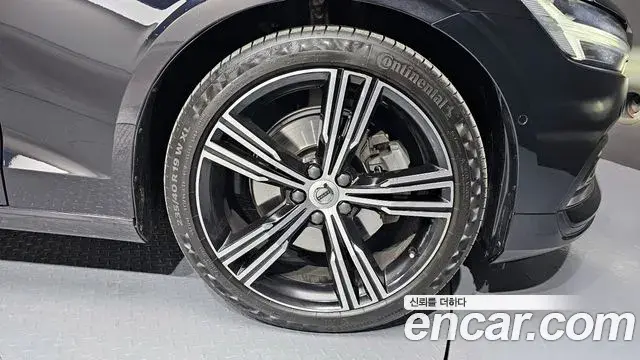 Volvo S60 2022 — ფოტო 17/20