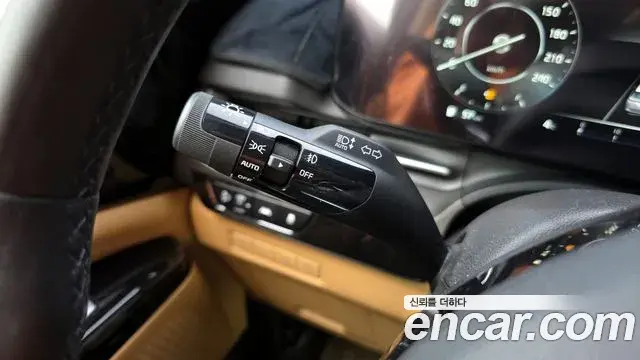 Kia Carnival 2021 — ფოტო 8/20