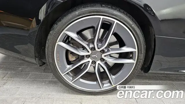 Mercedes-Benz E-Class 2021 — Photo 10/20
