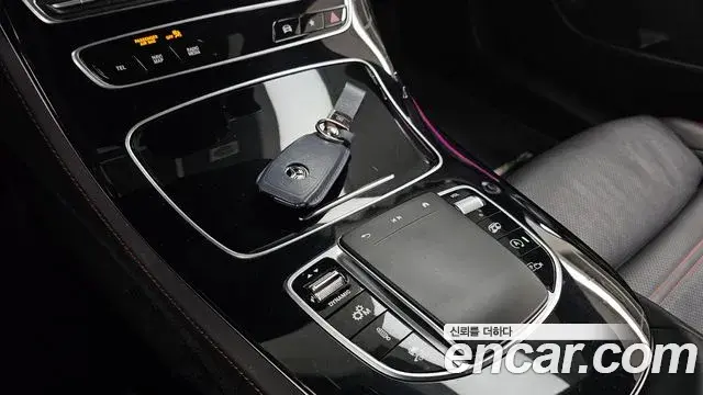 Mercedes-Benz E-Class 2021 — Photo 3/20