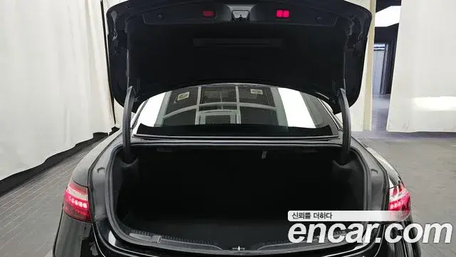 Mercedes-Benz E-Class 2021 — Photo 4/20