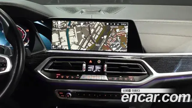 BMW X7 2021 — ფოტო 16/20