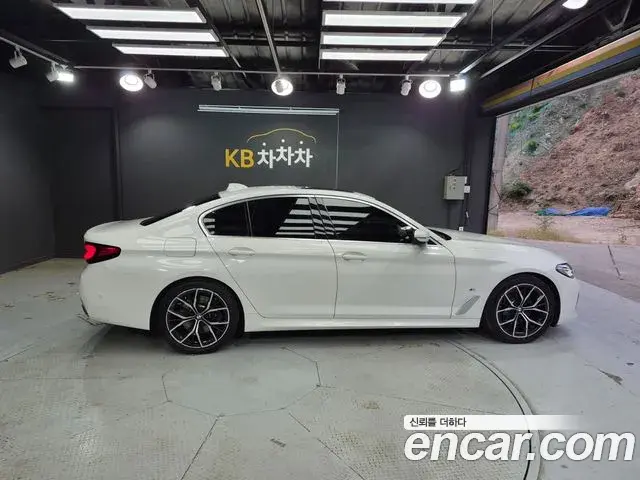 BMW 5 Series 2022 — Şəkil 13/20