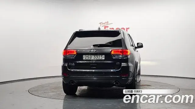Jeep Grand Cherokee 2018 — Şəkil 16/20