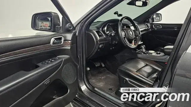 Jeep Grand Cherokee 2018 — Şəkil 11/20