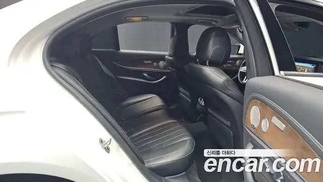 Mercedes-Benz E-Class 2018 — Şəkil 17/21