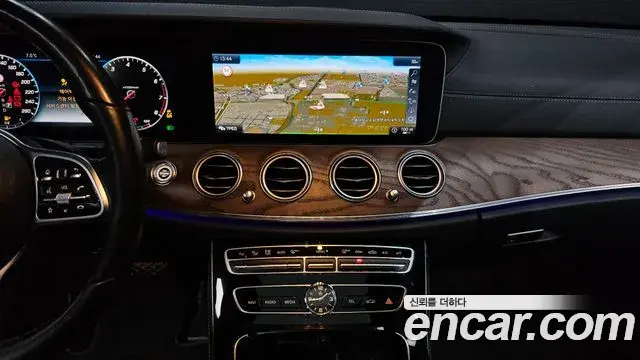 Mercedes-Benz E-Class 2018 — Şəkil 20/21