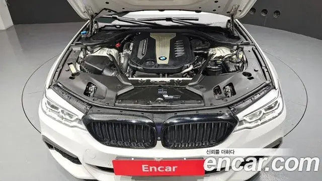 BMW 5 Series 2018 — ფოტო 14/20