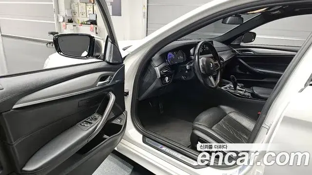 BMW 5 Series 2018 — ფოტო 13/20